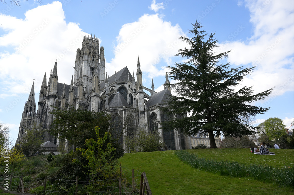L'arrière de l'Abbatiale Saint-Ouen avec des arbres a Rouen.