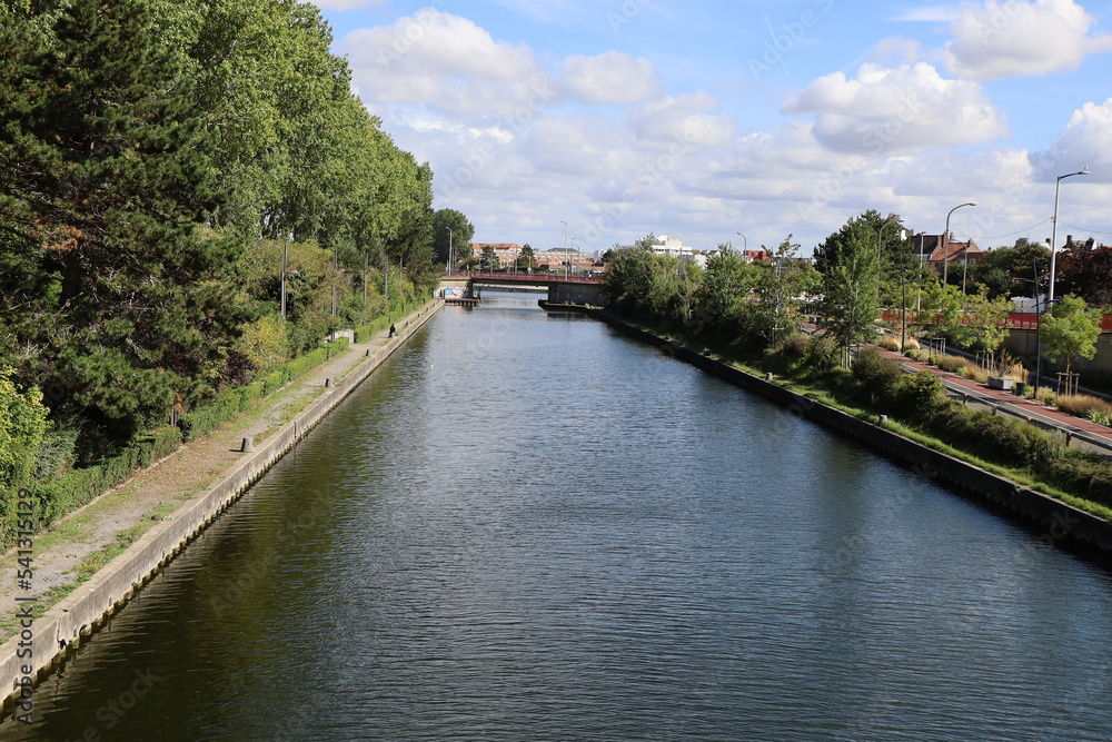 Fototapeta premium Le canal de Calais, ville de Calais, département du Pas de Calais, France