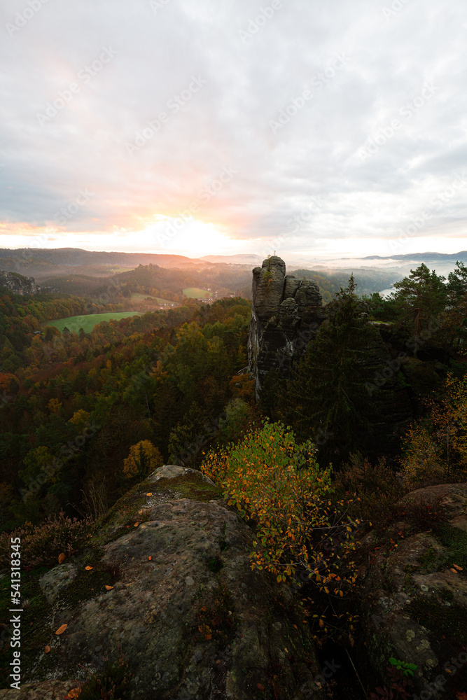 Sonnenaufgang mit Wolken und Nebel im Herbst auf der Bastei mit Blick auf den Mönch im Nationalpark Sächsische Schweiz Sandstein Felsen Sonnenaufgang mit Wolken und Nebel im Herbst auf der Bastei mit Blick auf den Mönch im Nationalpark Sächsische Schweiz Sandstein Felsen