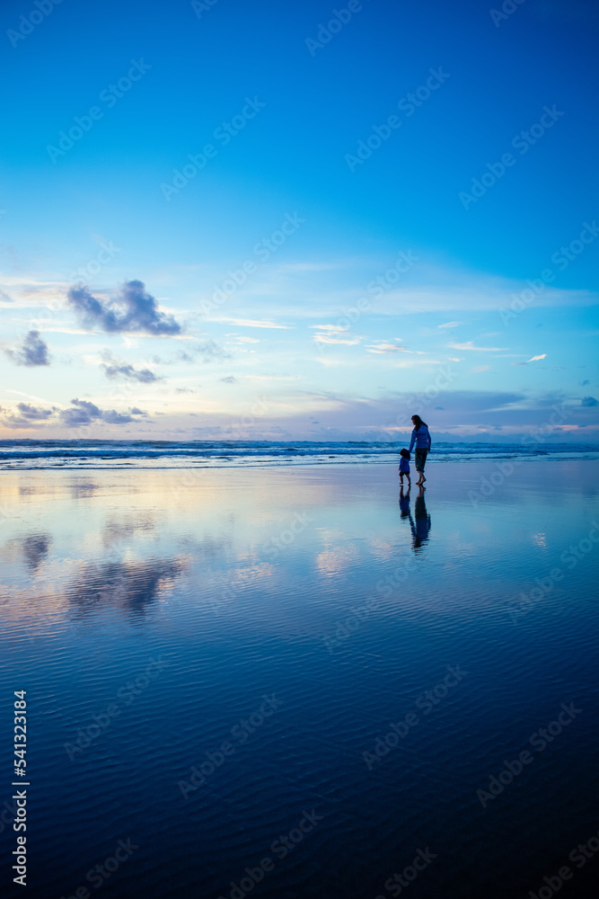Einsam am Strand mit spiegelnder Wasserfläche, Baylys Beach