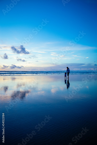 Fototapeta Naklejka Na Ścianę i Meble -  Einsam am Strand mit spiegelnder Wasserfläche, Baylys Beach