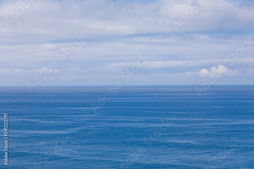 Mar y cielo separados por un horizonte