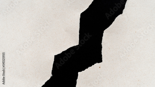 Papel ecológico reciclable rasgado y aislado sobre fondo negro. Polvo y pelusas. Textura papel. Papel vintage.   photo