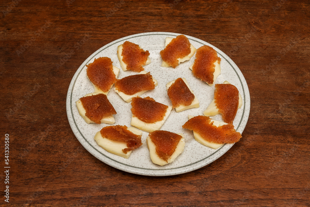 Φωτογραφία Galician tapa of pieces of tetilla cheese topped with pieces of sweet quince