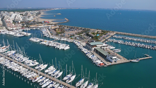 Photo aérienne La Grande Motte port de la Grande Motte près de Montpellier quais voiliers bateaux amarrés capitainerie port plaisance nautisme voile Hérault, Artenseo, Occitanie, tourisme, vacances