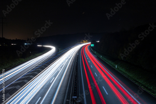 Lichtzieher einer Autobahn mit Autobahn Zubringer