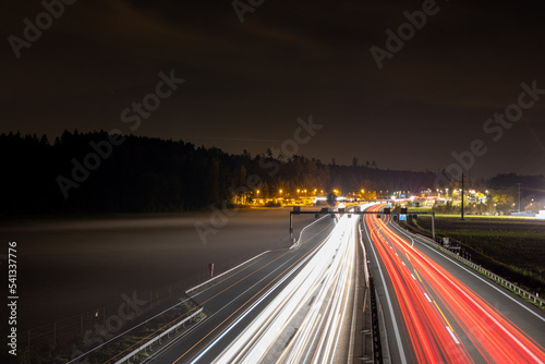 Lichtzieher bei Nacht auf der Autobahn Br  cke