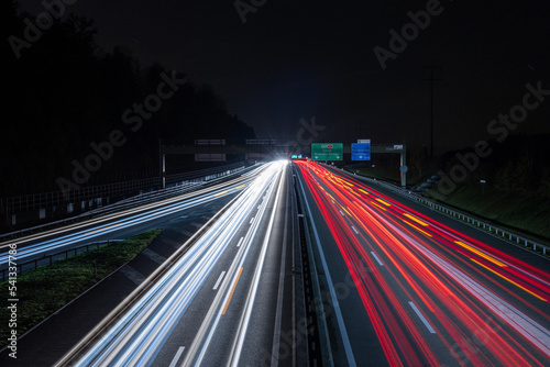Autobahn mit Autobahnabfahrt in der Nacht