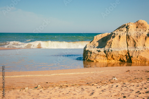 piedra, playa y mar