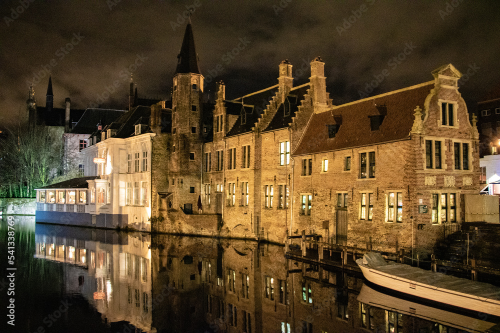 bâtiments de la ville de Bruges la nuit