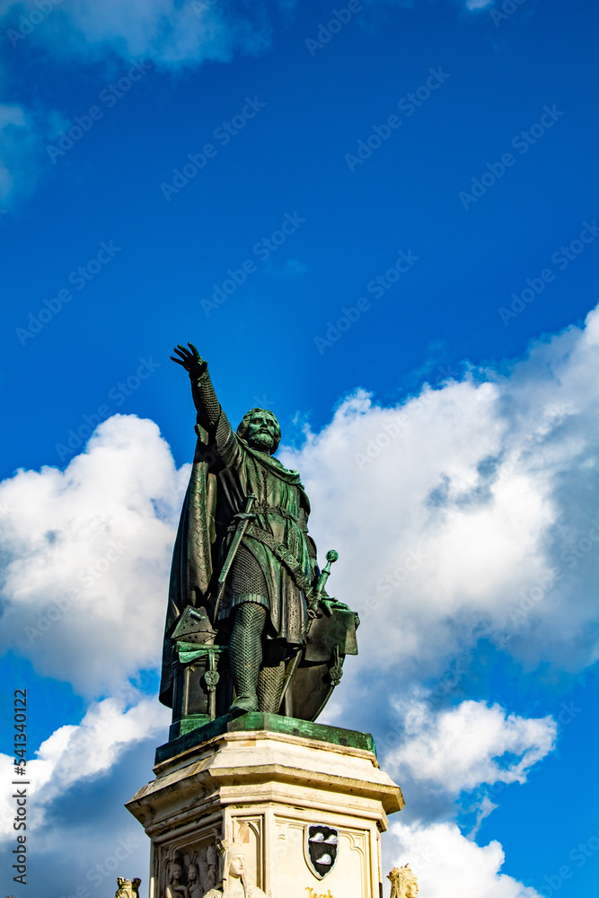 Fototapeta premium statue de bronze levant le bras vers le ciel