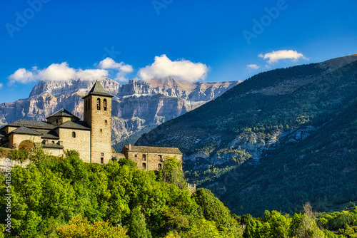 Torla y Los Pirineos