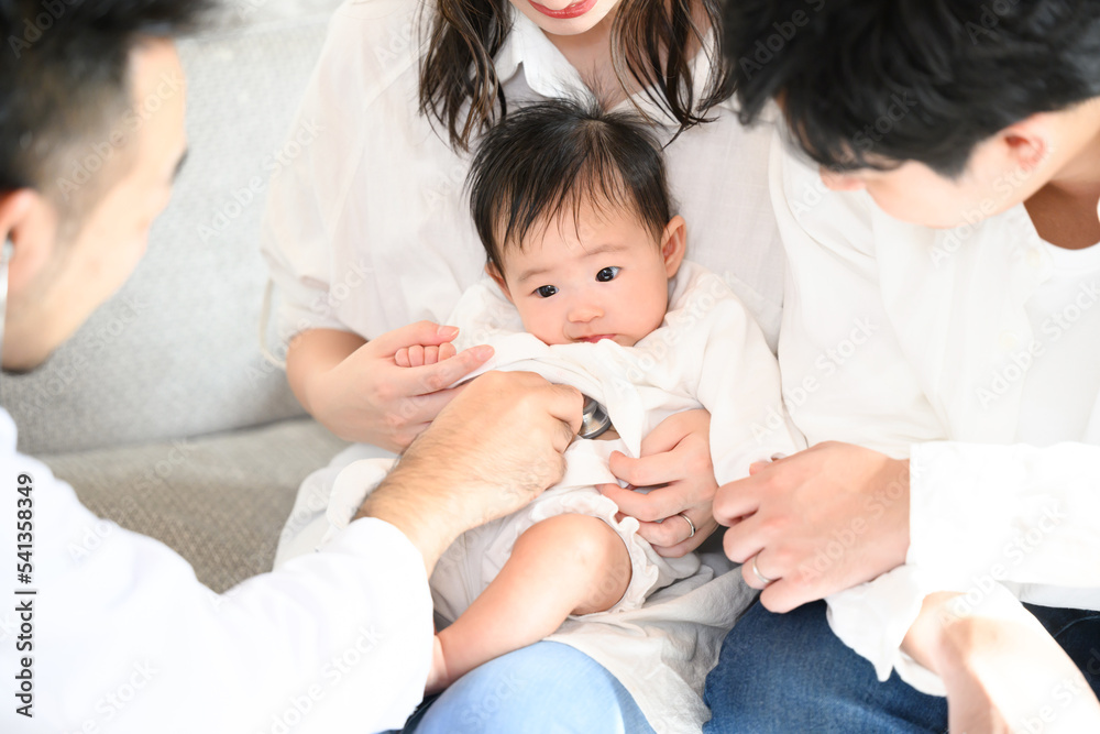 Image of baby's medical treatment Apply stethoscope Up
Image of baby's medical treatment Apply stethoscope Up