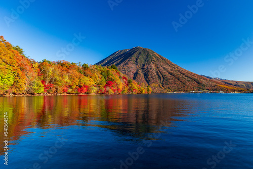 紅葉の中禅寺湖から男体山の眺め
