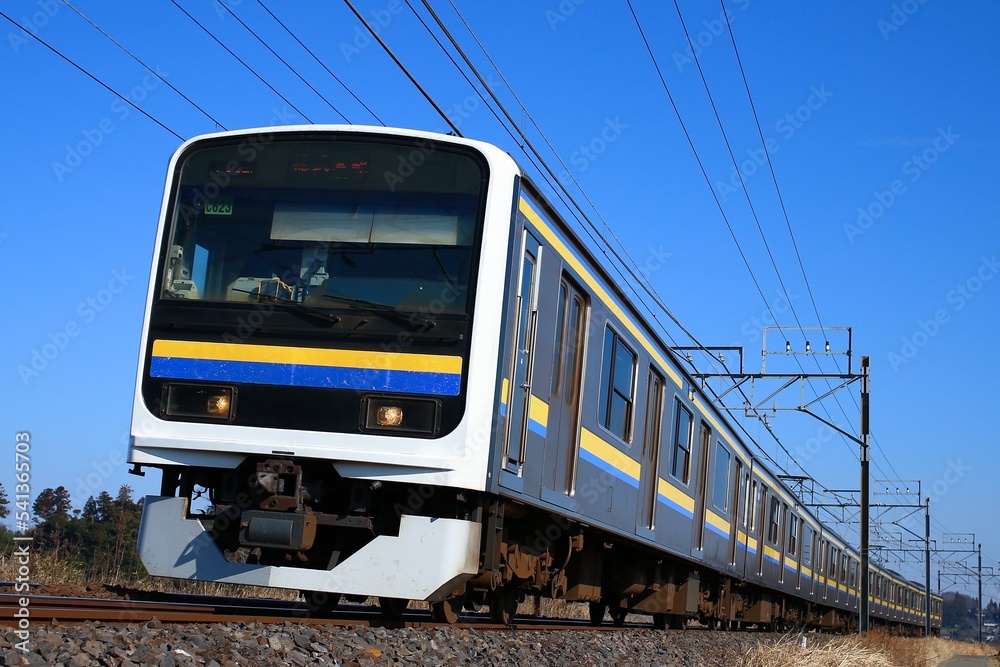 Fototapeta premium 通勤電車 JR東日本209系と青空