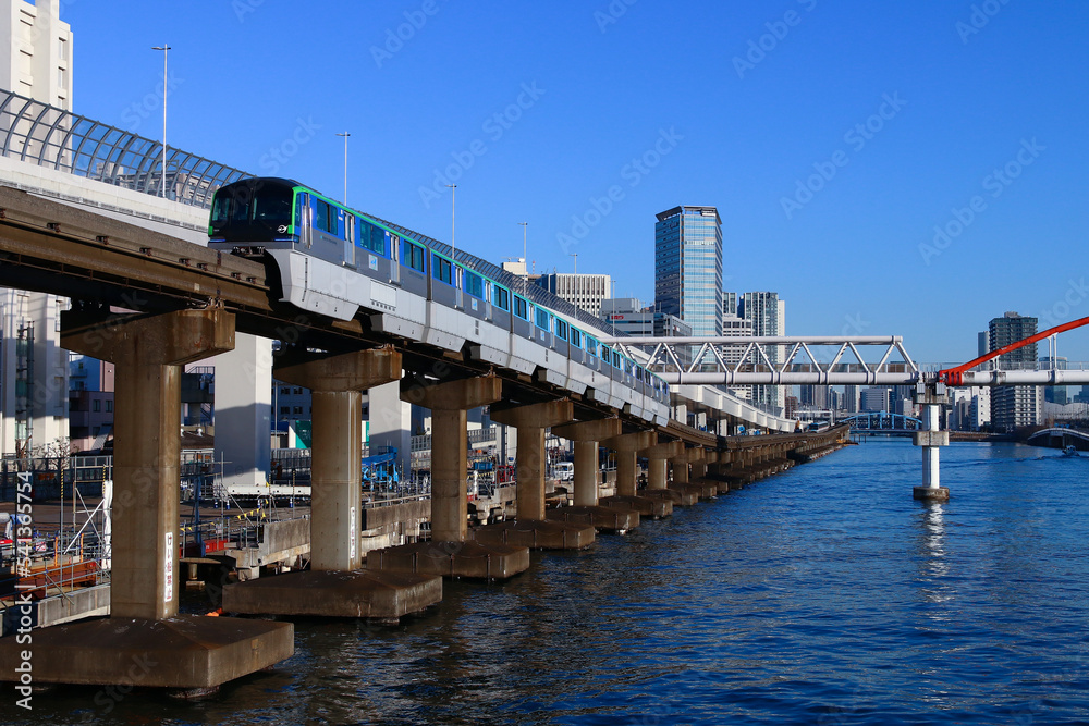 東京モノレール10000系と運河
