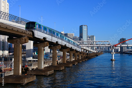 東京モノレール10000系と運河