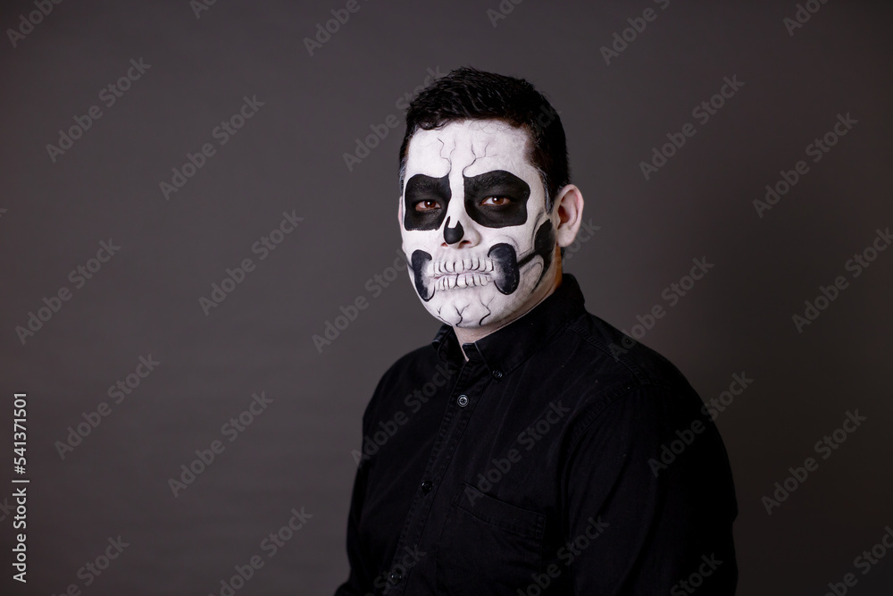 hombre maquillado de catrin o calavera para el dia de muertos como  tradición mexicana con cara pintada con el concepto tradicional mexicano  foto de Stock | Adobe Stock