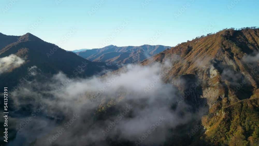 朝霧が浮かび紅葉した山々が朝陽に輝く奇跡の光景 朝霧が浮かび紅葉した山々が朝陽に輝く奇跡の光景