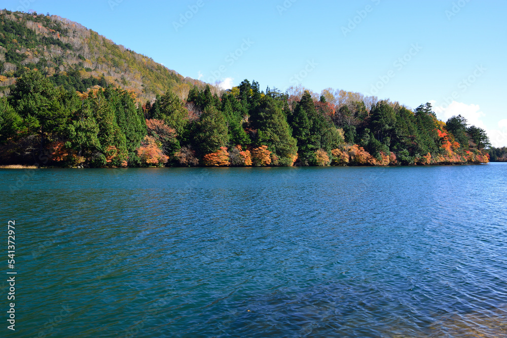 紅葉の湯ノ湖