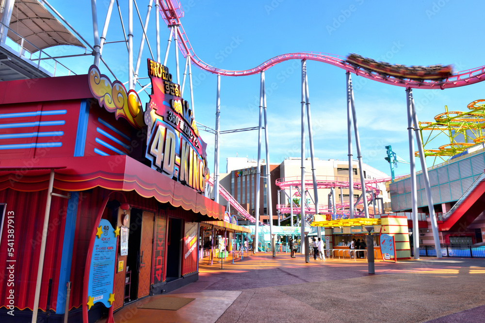 Naklejka premium ウイークデイの横浜の遊園地