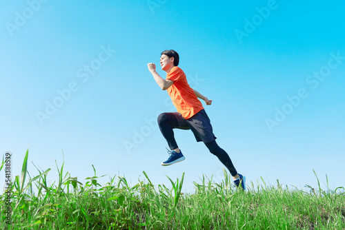 外でジョギングする男性 © siro46