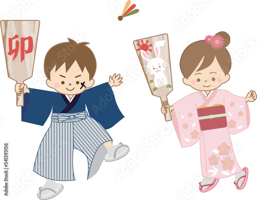 羽根付き遊びをする袴姿の男の子と着物姿の女の子