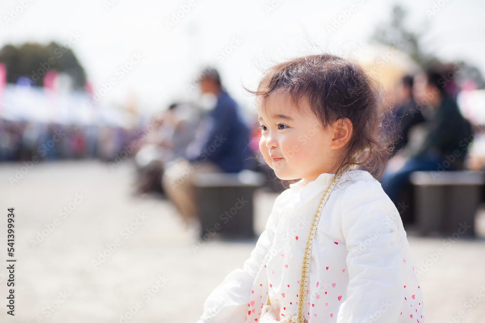 屋外で遊ぶ乳幼児
