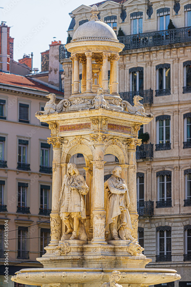 Place de Lyon avec fontaines et statues