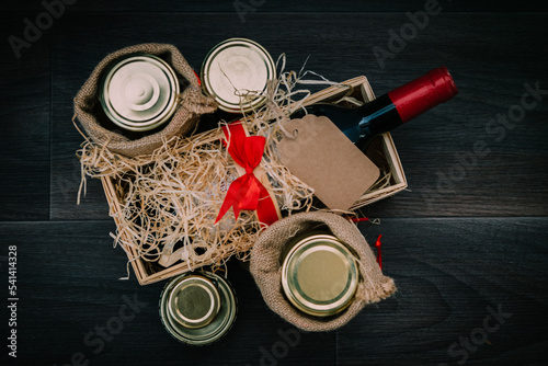 Fototapeta Naklejka Na Ścianę i Meble -  Panier cadeau avec bouteille de vin et produits gastronomiques