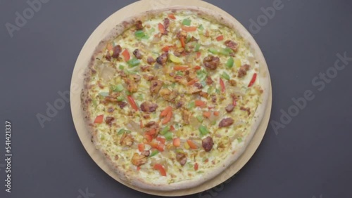 pizza qui tourne sur fond uni - pizza à rotation sur fond clair