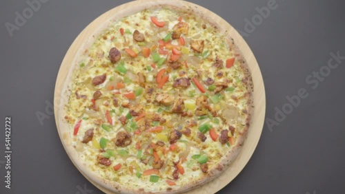 pizza qui tourne sur fond uni - pizza à rotation sur fond clair