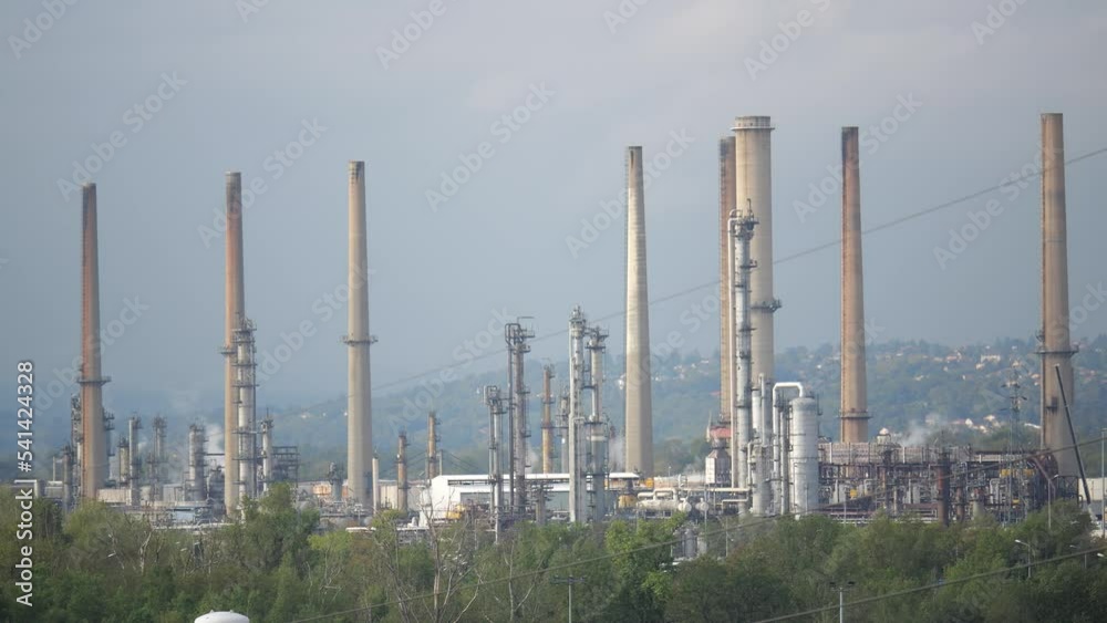Usine pétrochimique de Feyzin Large cheminées Usine pétrochimique de Feyzin Large cheminées