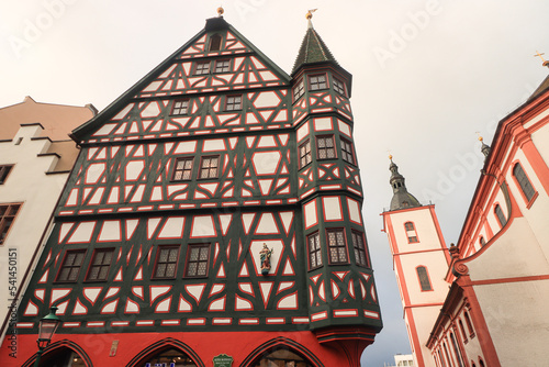 Blickfang in der kleinen Altstadt von Fulda; Altes Rathaus und Stadtpfarrkirche St. Blasius