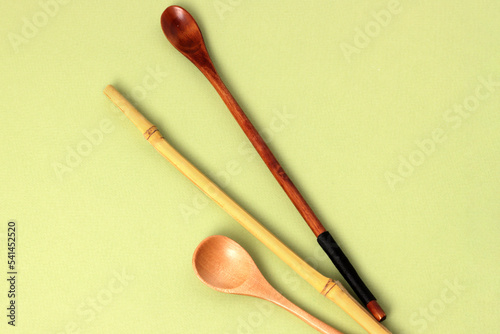 Eco bamboo spoon on green background. Concept organic cutlery, natural material, zero waste, eco-friendly. Flatlay (ID: 541452520)