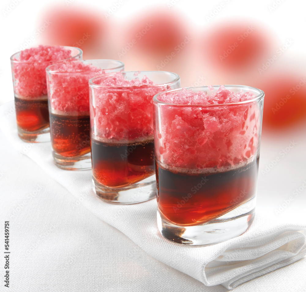 Vasos de fresa granizado con vodka, chupitos, celebraciones. Strawberry