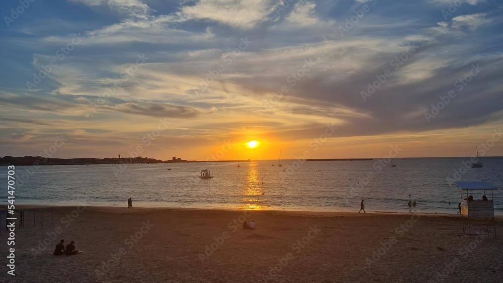 Obraz premium beautiful sunset on the coast over the sea. sunset from the beach.