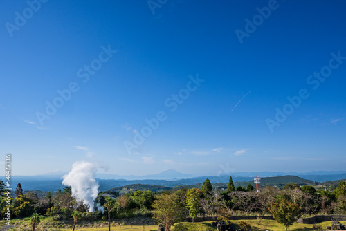 噴煙を上げる霧島温泉郷から錦江湾の眺望