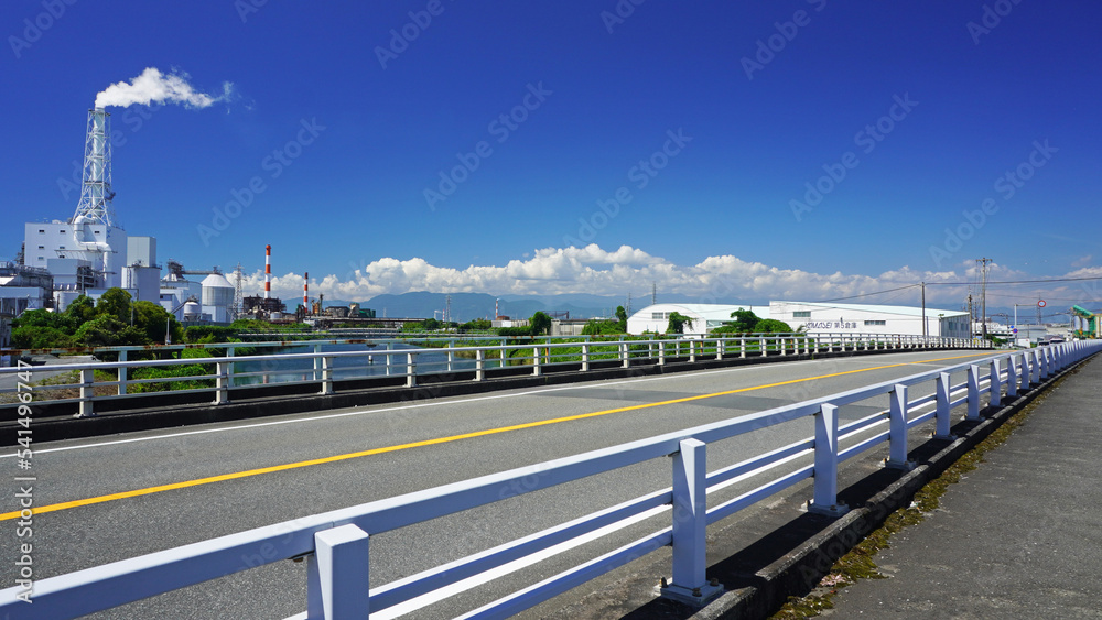 静岡県富士市の工場のある風景と沼川にかかる橋