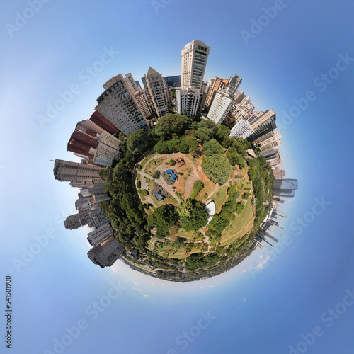 Fototapeta Naklejka Na Ścianę i Meble -  Vista aérea em forma de mini planeta de um parque com grande área verde na paisagem urbana de São Paulo.