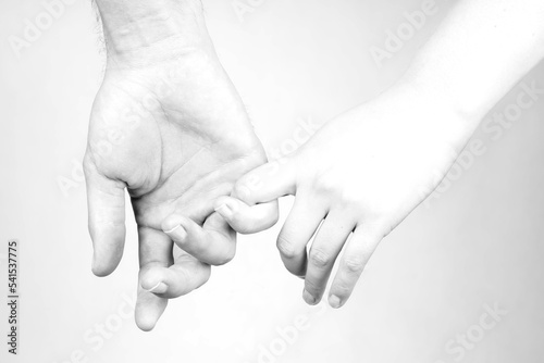 Sesja czarno-biała ilustrująca ludzkie emocje za pomocą dłoni - miłość
