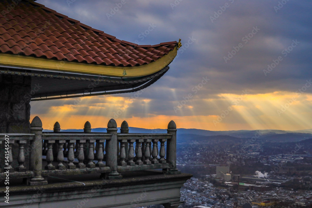 Naklejka premium Pagoda in reading Pennsylvania at sunset with sun rays