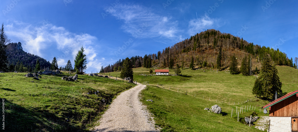 Staffn Alm im Herbst mit Weg