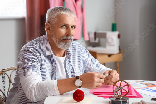 Mature fashion designer wor...