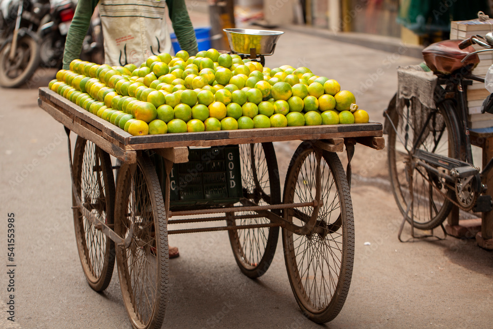Carrito para venta ambulante repleto de cítricos