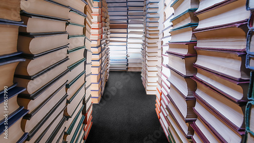Obraz na płótnie Stacks of books in the form of a long corridor w salonie