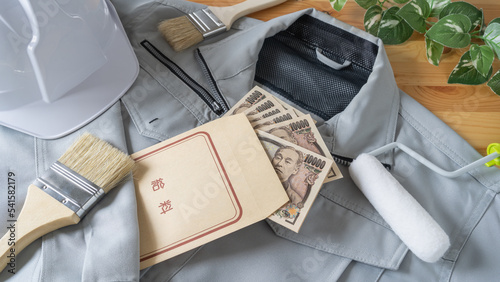 塗装道具と日本語の給料袋 photo