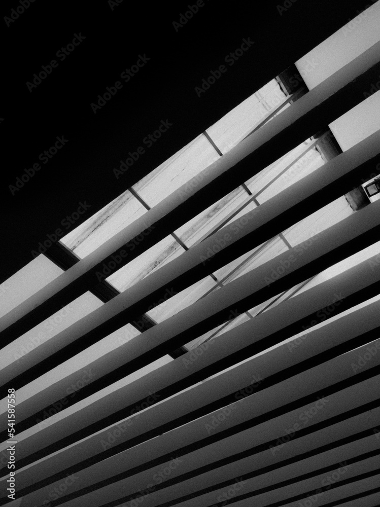 Naklejka premium czarno-biały wzór tekstury betonowych filarów i świetlika