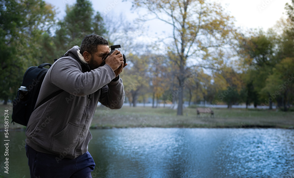 Obraz premium lonely photographer in action on wildlife.
