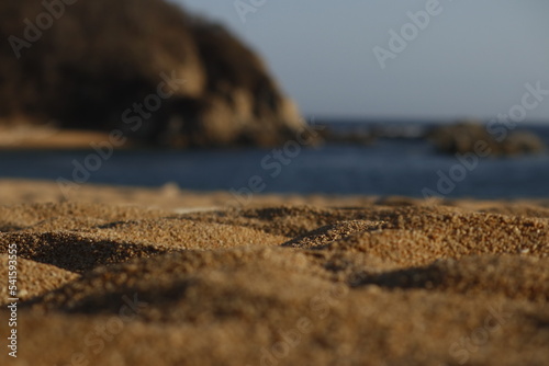 Detalle de arena con paisaje desenfocado de fondo 